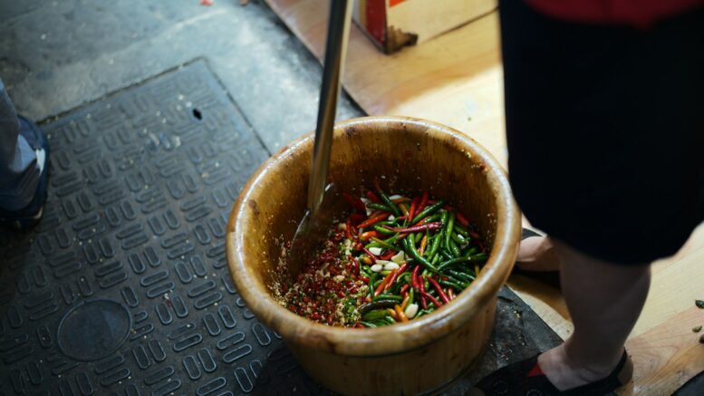 Sauce cacahuète du gado-gado : du mortier au hachoir, pas à pas